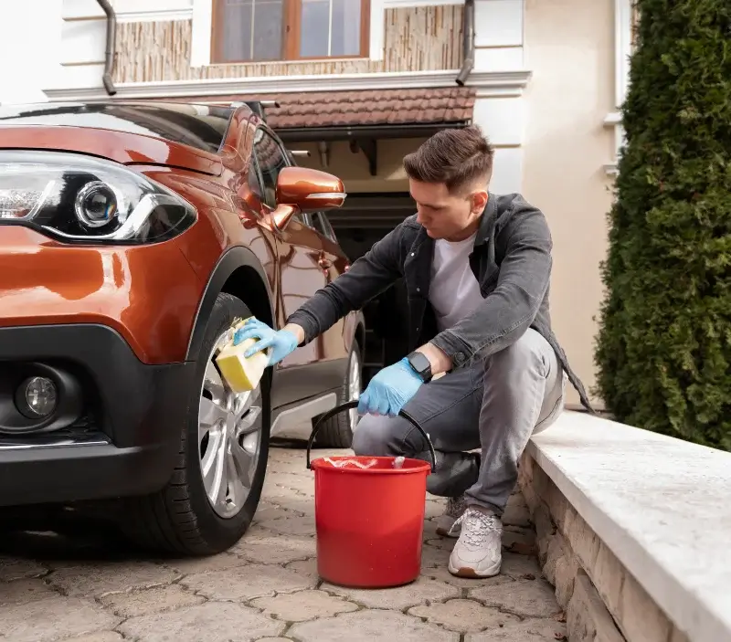 Lavage auto à domicile Ham-les-Moines : professionnel intervenant sur un véhicule